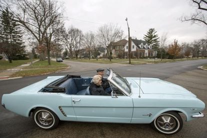 El clásico Mustang se reinventa. En la imagen, un matrimonio conduce su Skylight Blue 1964 1/2 Ford Mustang convertible en su casa en Park Ridge, Illinois