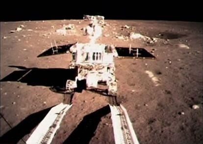 El robot 'Yutu' en el suelo lunar captado por la sonda 'Chang E3'.