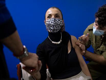 Una mujer recibe la segunda dosis de la vacuna en Israel.