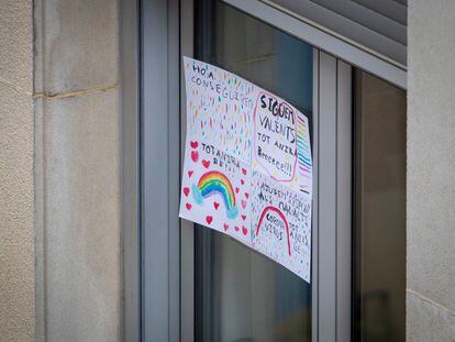 Carteles de ánimo realizados por niños en los balcones y ventanas del barrio de Gràcia.