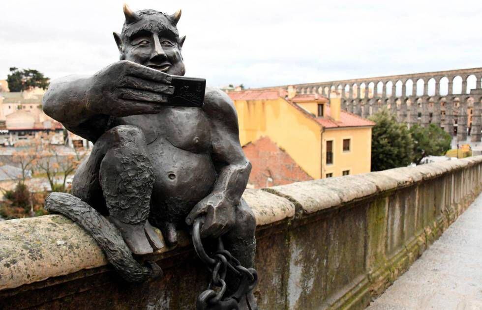 Escultura del diablo instalada frente al acueducto de Segovia, donde se encontraba la puerta de San Juan en 1888.