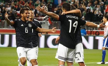 Los mexicanos celebran uno de sus goles.
