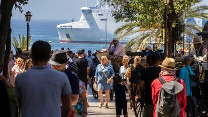 Varios turistas paseaban este pasado martes por Palma.