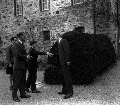 1 de mayo de 1962: Carlos, entonces príncipe de Gales, y su padre, duque de Edimburgo, son recibidos por el director de la escuela Gordonstoun, en Escocia.