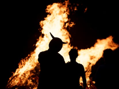 Una foguera de Sant Joan.