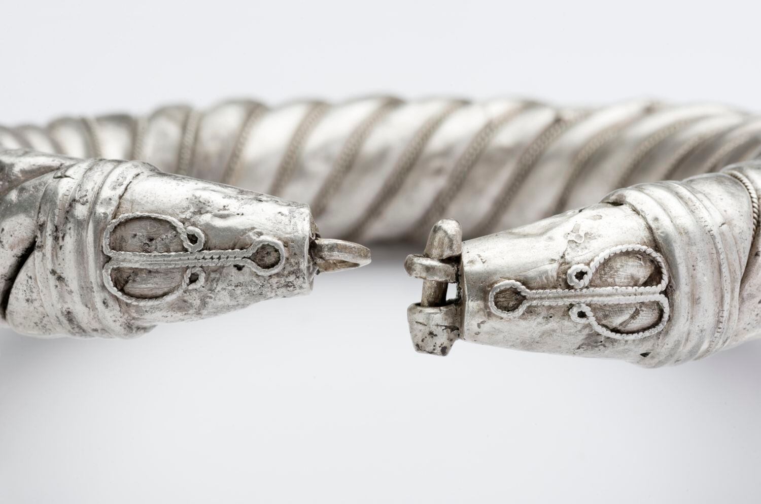 Brazalete de plata del Tesoro de La Amarguilla.