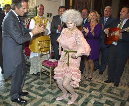 La duquesa de Alba, Cayetana Fitz-James Stuart, baila flamenco durante la ceremonia de su boda con Alfonso Díez (a la izquierda) en el palacio de Dueñas de Sevilla el 5 de octubre de 2011.