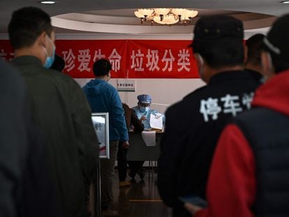 Un sanitario registra a ciudadanos que quieren recibir la vacuna contra la covid en un centro comunitario en Pekín, el 8 de abril.