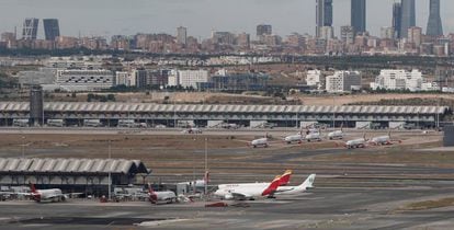 Vista del aeropuerto de Madrid-Barajas con la ciudad de fondo
