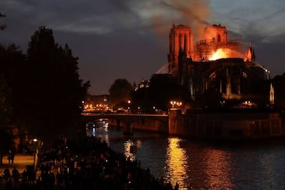 Los bomberos tratan de apagar las llamas en la catedral de Notre Dame