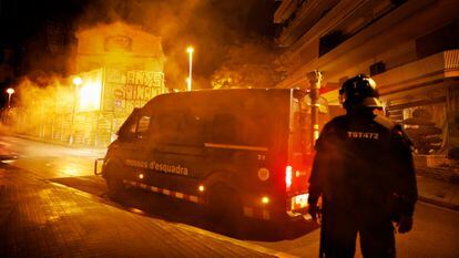 Los Mossos inician el desalojo simultáneo de las dos casas okupadas de la Bonanova de Barcelona.