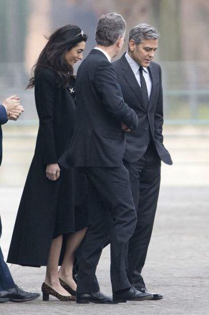 George Clooney y su esposa la abogada Amal Clooney, a su llegada a una reunión con la canciller alemana, Angela Merkel.