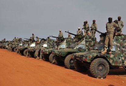 Soldados de Chad forman ante sus veh&iacute;culos blindados en Niamey (capital de N&iacute;ger), a la espera de su traslado a Mal&iacute;.