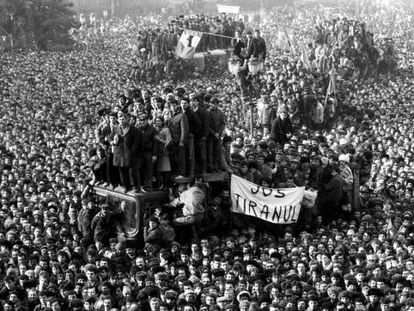 Cientos de personas se manifiestan contra el r&eacute;gimen de Nicolae Ceaucescu en Rumania frente a la sede del Partido Comunista, el 22 de diciembre de 1989, durante un mitin del dictador. / Radu Sigueti (Reuters)