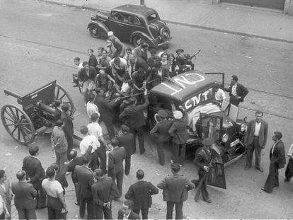 El fotógrafo Agustí Centelles tomó esta imagen de una camioneta de la CNT ocupada por hombres y mujeres que llevan cuadros con simbología republicana. La foto es en la barcelonesa Vía Laietana, el 19 de julio.