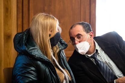 Ana Sandamil, con su abogado, durante la primera sesión del juicio, el pasado lunes en la Audiencia Provincial de Lugo.