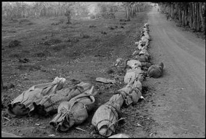 Cadáveres al borde de una carretera en Ruanda. Durante el genocidio, uno de los más brutales de los últimos tiempos, 800.000 personas fueron ejecutadas en un solo año.