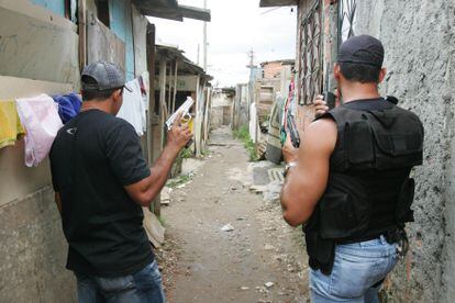 Integrantes de una milicia vigilan las calles de una favela en Río de Janeiro.