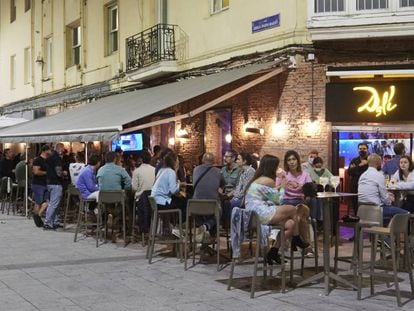 Bares en una calle de Santander (Cantabria), en julio.