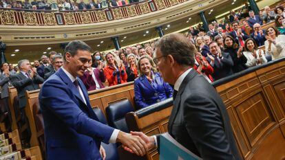 El líder del PP, Alberto Núñez Feijóo (d), felicita al presidente del Gobierno en funciones, Pedro Sánchez, al término de la segunda jornada del debate de investidura.