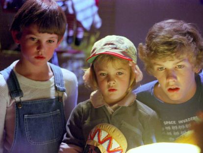 Henry Thomas, Drew Barrymore y Robert MacNaughton, en 'E.T., el extraterrestre'.