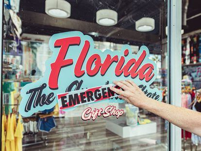 Vitrina de la tienda falsa como parte de la campaña "Florida, el Estado de Emergencia" en Miami, Estados Unidos, el 12 de septiembre de 2022.