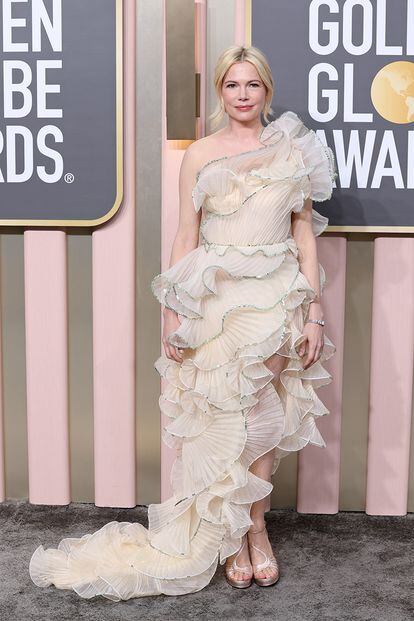 Michelle Williams, nominada por Los Fabelman, con un espectacular vestido de volantes de Gucci. Las joyas son de Tiffany & Co.