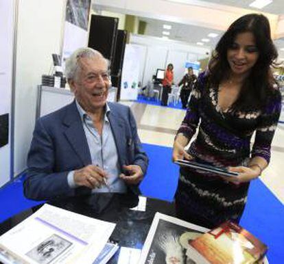 El escritor y Nobel de Literatura peruano Mario Vargas Llosa (i) firma un libro en el área de feria del VI Congreso Internacional de la Lengua Española (CILE)  en Ciudad de Panamá.