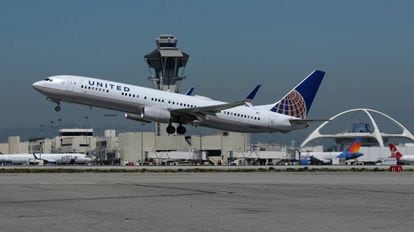 Un avión de la ocmpañía United despegando