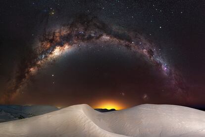 La Vía Láctea sobre el desierto del Parque Nacional Nambung en Australia.