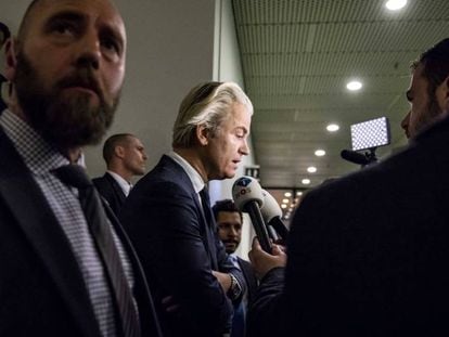 El ultraderechista holand&eacute;s Geert Wilders se dirige a los medios a su llegada al Senado en La Haya este jueves. 
