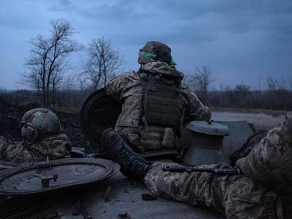 Soldados ucranios en un tanque en el frente de Bajmut este sábado.