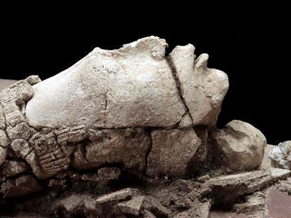 Una cabeza estucada del joven dios maya del maíz es hallada en el sitio arqueológico de Palenque en el Estado de Chiapas, México.