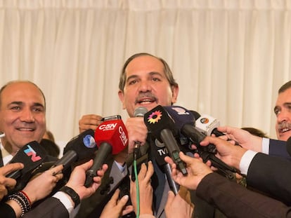 José Alperovich (centro) en una rueda de prensa en San Miguel de Tucumán.