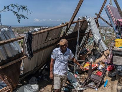 Un hombre recoge los escombros de su casa destruída por el huracán 'Otis', en el pueblo de Pie de la Cuesta, en Guerrero, el 1 de noviembre de 2023.