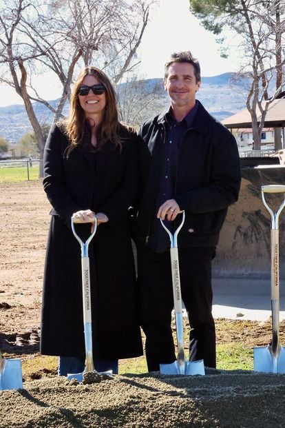 Sibi Blazic y Christian Bale en la inauguración del centro de acogida de su organización Together California en Palmdale, California, el 7 de febrero de 2024.