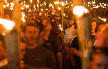 Neo Nazis, Alt-Right y Supremacistas Blancos participan en la noche antes de la manifestación 'Unite the Right' en Charlottesville, VA, los supremacistas blancos marchan con antorchas tiki a través del campus de la Universidad de Virginia.