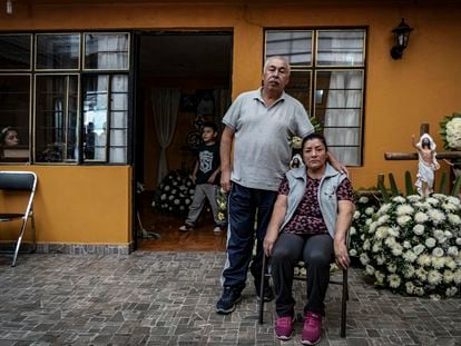Nicandro Picazo y Angélica González, padres de Daniel Picazo, en su domicilio en Ciudad de México, el 14 de junio de 2022.