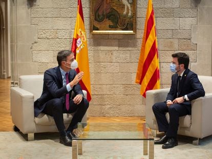 Pedro Sánchez (a la izquierda) y Pere Aragonès en el Palau de la Generalitat antes de la segunda reunión de la mesa del diálogo entre el Gobierno central y el Govern catalán, el pasado 15 de septiembre.