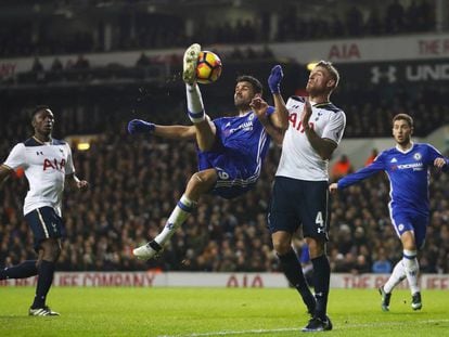 Diego Costa remata acrobáticamente ante Alderweireld en un Tottenham-Chelsea.