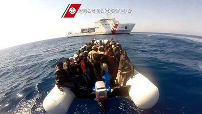 Un grup d'immigrants és rescatat per la Guàrdia Costanera, a les costes sicilianes, el passat 15 d'abril.