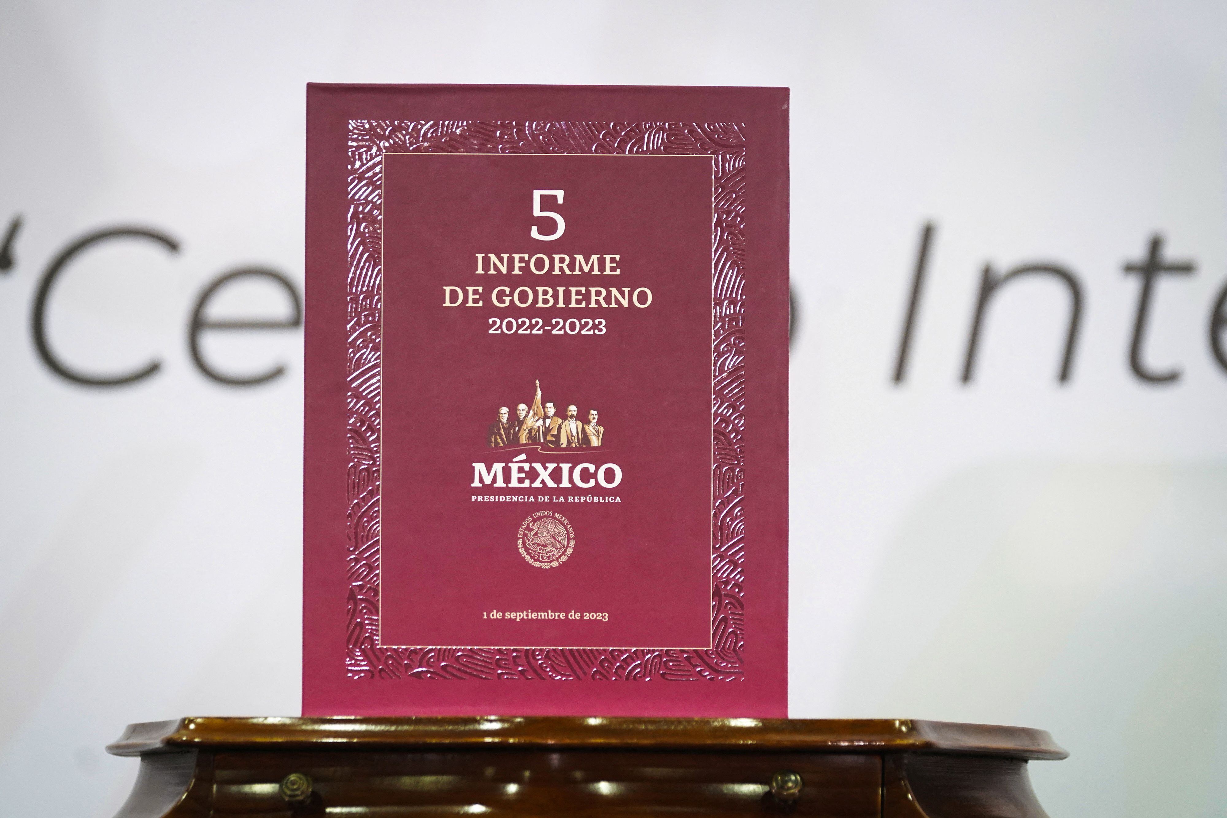 Libro con el texto del quinto informe de Gobierno de López Obrador.