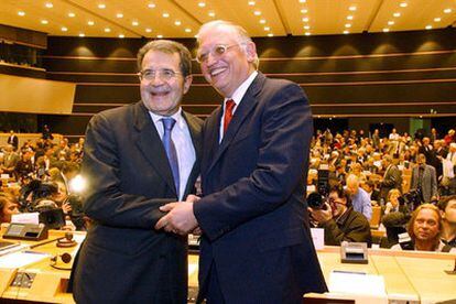 El presidente de la Comisión Europea, Romano Prodi, saluda al comisario para la Ampliación, Günter Verheugen, en el Parlamento Europeo.