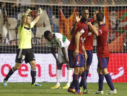 Los jugadores de Osasuna celebran la victoria. 