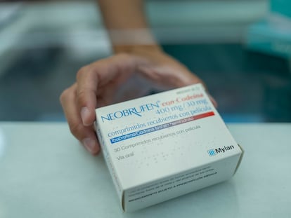 Una farmacéutica sostiene una caja de Neobrufen, un medicamento que combina ibuprofeno con codeína.