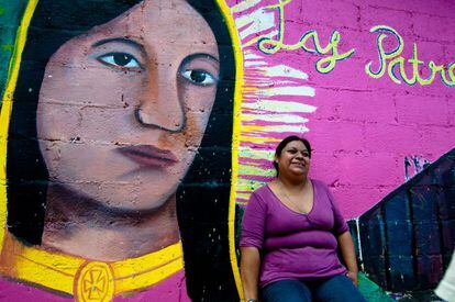 Lorena es una de las 14 mujeres que colaboran de manera desinterada en Las Patronas. Posa junto a las instalaciones de la organización, frente a una pared en la que está pintada la virgen de Guadalupe.