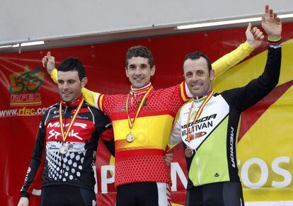 El vasco Aitor Hernández, en el centro del podio tras proclamarse campeón de España de ciclocross.