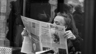 Un hombre lee 'Le Monde' en un café parisiense (2007). 