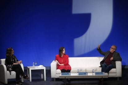 Montserrat Domínguez (izquierda), en el debate con Gabriela Ybarra y Juan José Millás.