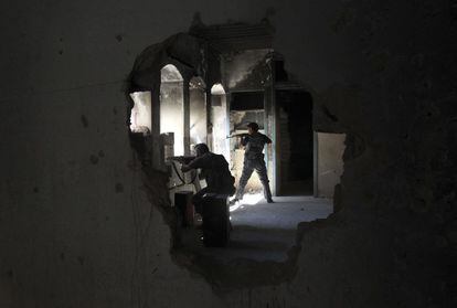 Dos rebeldes sirios toman una posición defensiva en el barrio de al-Jdeideh, en Alepo.